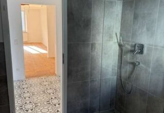 Badezimmer mit großformatigen Fliesen und Dusche