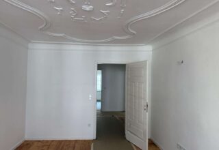 Schlafzimmer mit Stuckdecke – weitere Ansicht