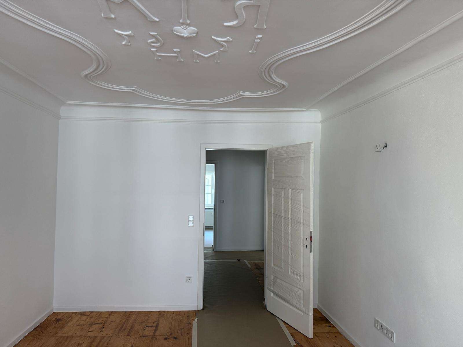 Schlafzimmer mit Stuckdecke – weitere Ansicht