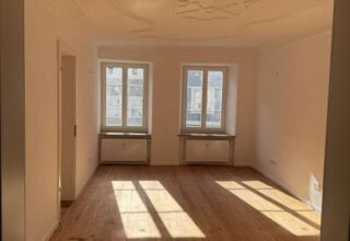 Schlafzimmer mit restaurierter historischer Stuckdecke