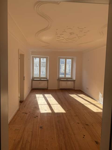 Schlafzimmer mit restaurierter historischer Stuckdecke