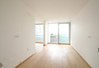 Helles Wohnzimmer mit Parkett und Balkontür – 3-Zimmer-Wohnung in München-Bogenhausen