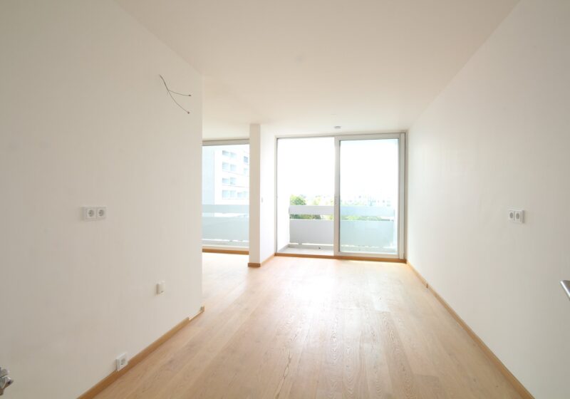 Helles Wohnzimmer mit Parkett und Balkontür – 3-Zimmer-Wohnung in München-Bogenhausen